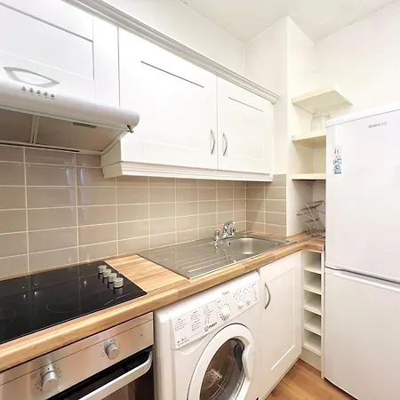 One Bedroom In Centre Apartment *